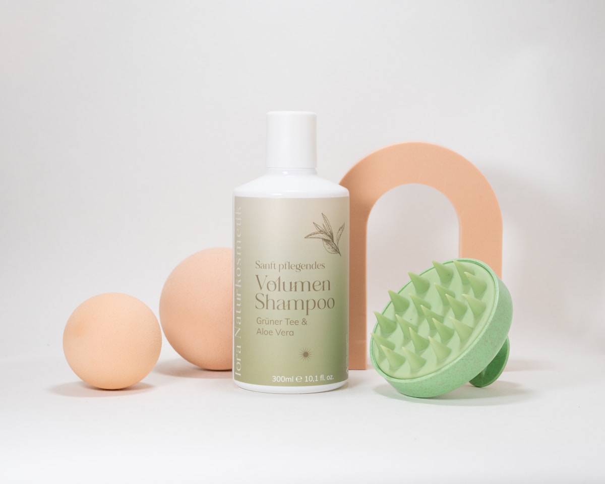 Best Natural Shampoos for Oily Scalp That Won’t Dry Out Your Hair: 8 Products Worth Trying